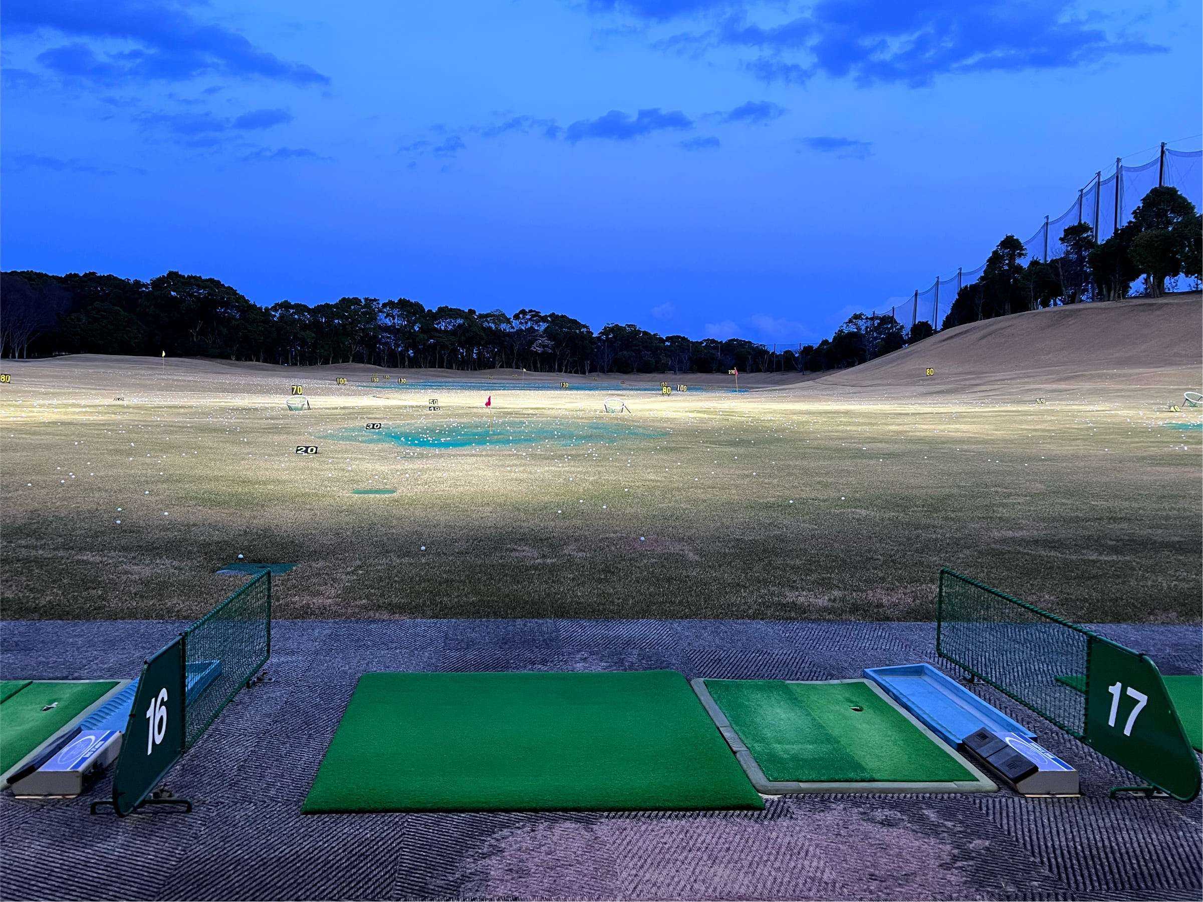 夜のゴルフ練習場は心が落ち着く空間です。